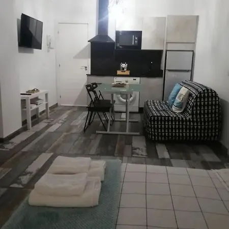 Modernos En Ciudad Jardin Apartment